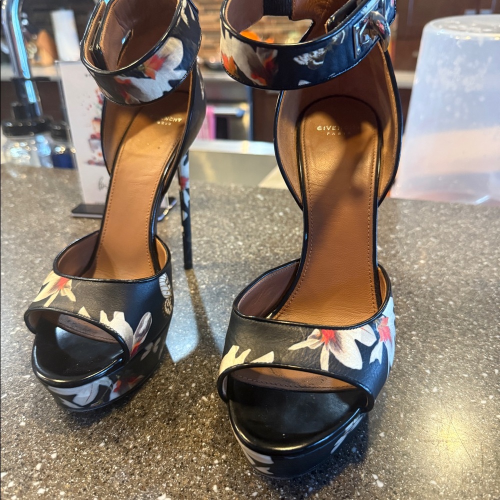 Paris Givenchy Runway heels. Easy to walk in. - Picture 6 of 6